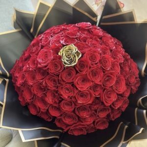 Ramo de 100 rosas Naturales con una dorada