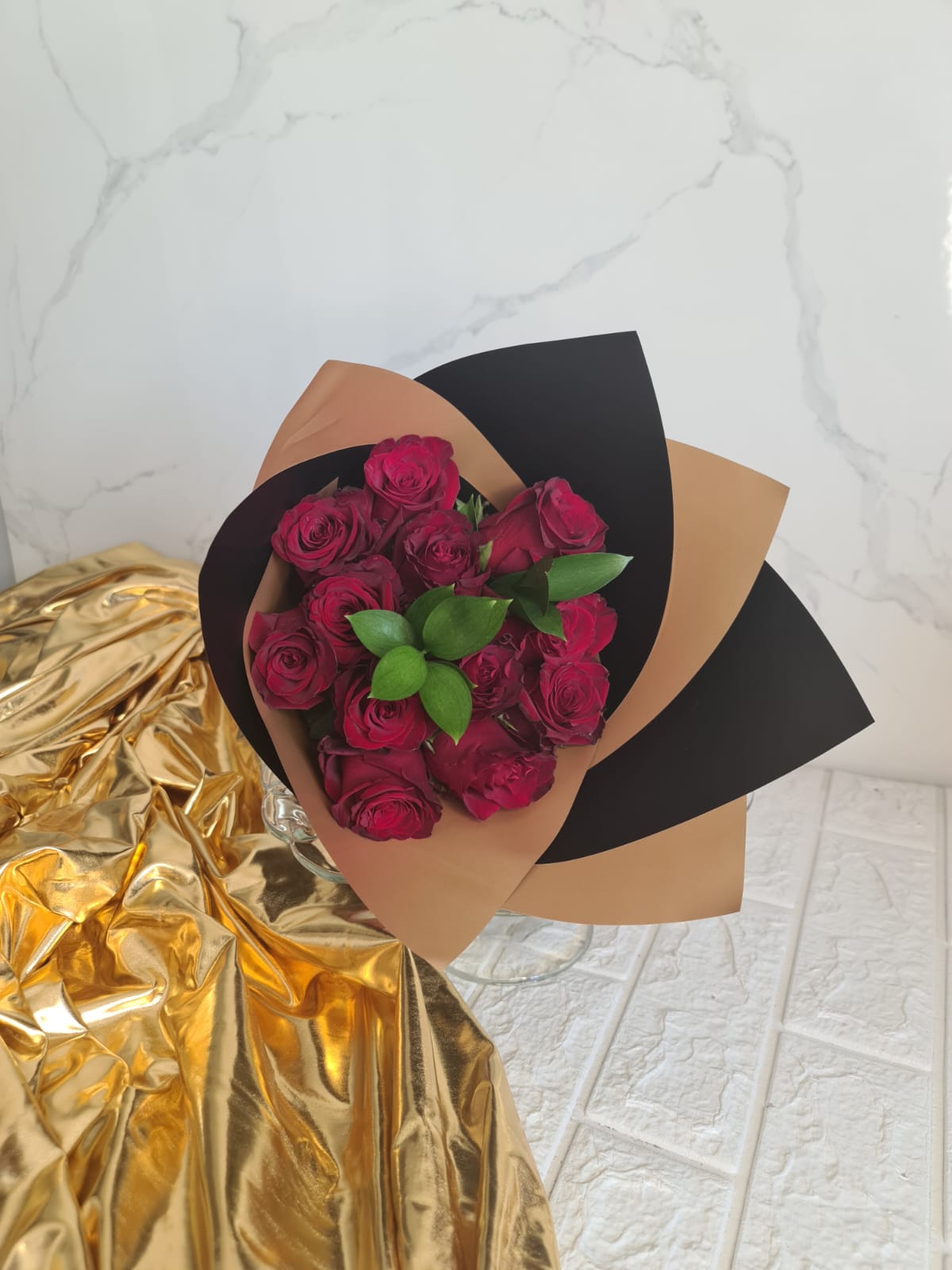 Ramo 12 rosas Naturales con ruscu