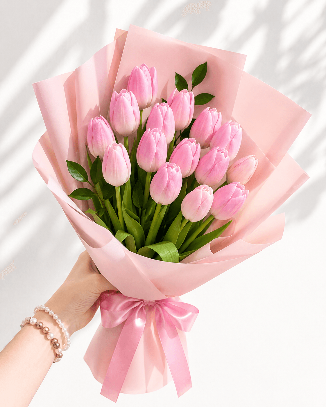 Ramo de 15 tulipanes con Ruscu - Imagen 2