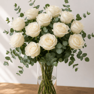 Florero 12 rosas Blancas con ruscu ó Eucalipto