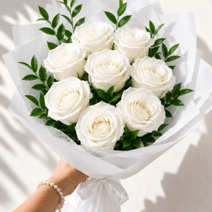 Ramo de 8 rosas Blancas con Ruscu