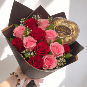 Ramo de 12 rosas Ecuatoriana  & Chocolates T5