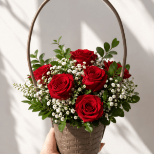 Canasta de 6 rosas y follaje del día