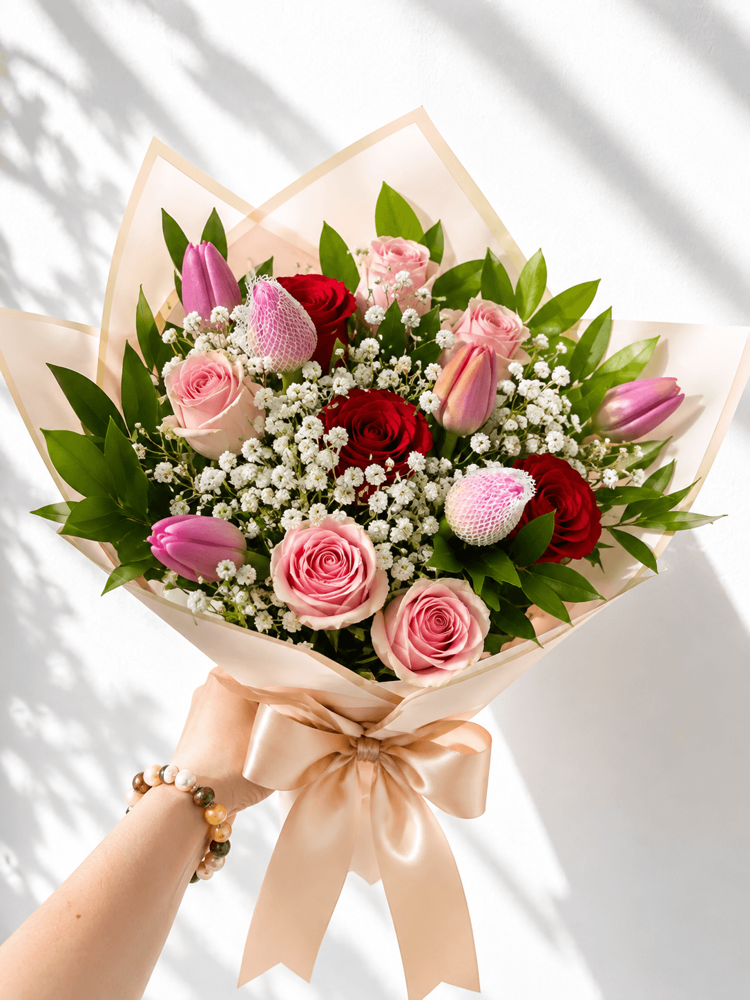 Ramo de 5 Rosas Rojas, 6 Rosas Rosadas & 5 Tulipanes + gypsophila