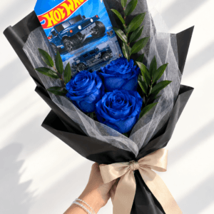 Ramo HotWheels 1 Auto con 3 Rosas Azules