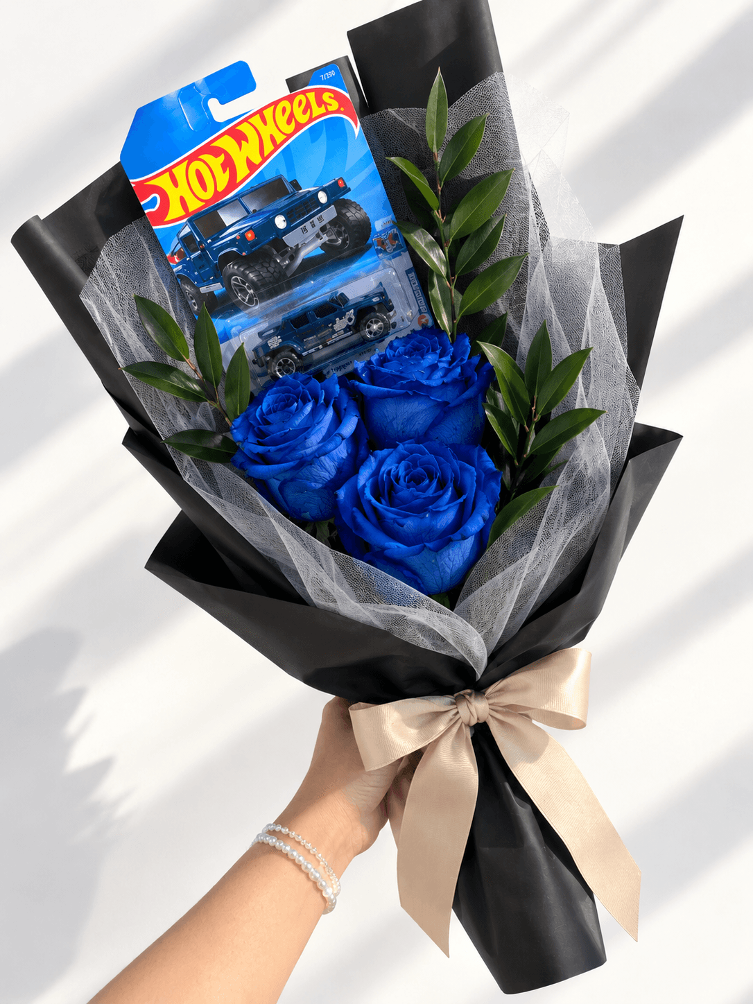 Ramo HotWheels 1 Auto con 3 Rosas Azules