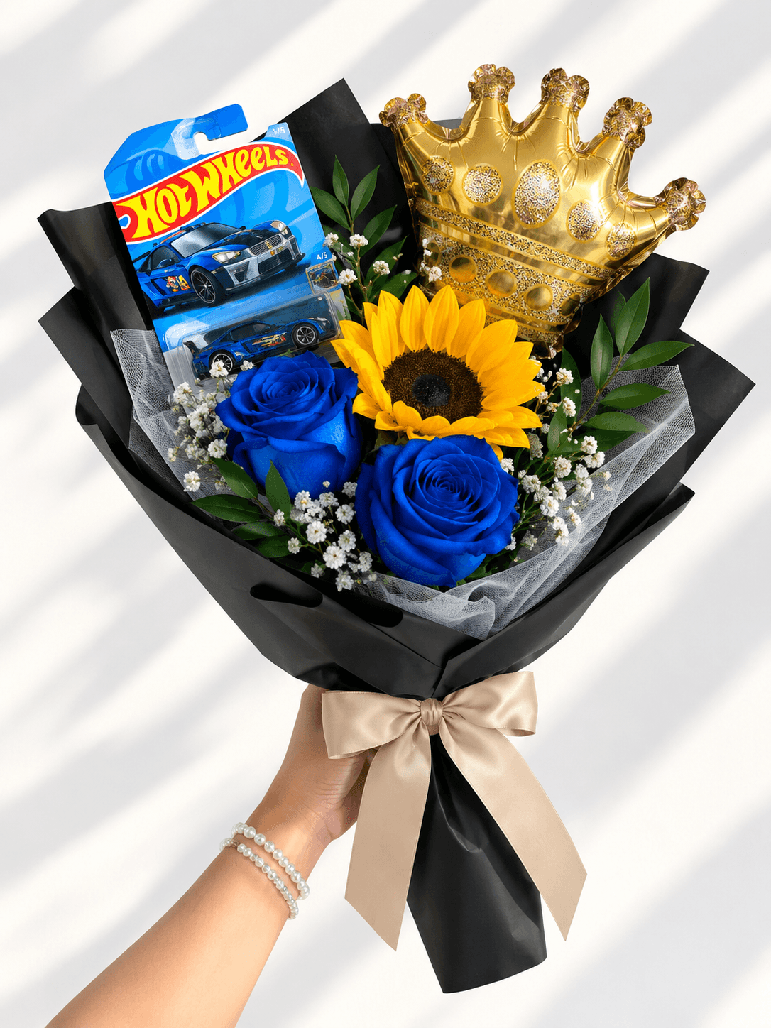 Ramo HotWheels 1 Auto con 2 Rosas Azules , 1 girasol & Globo