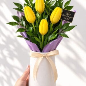Florero delicado con 4 tulipanes más follaje