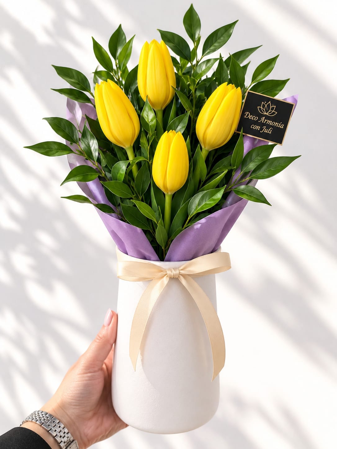 Florero delicado con 4 tulipanes más follaje