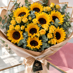 Un ramo de 11 girasoles con 9 varas de mini Rosas Amarillas