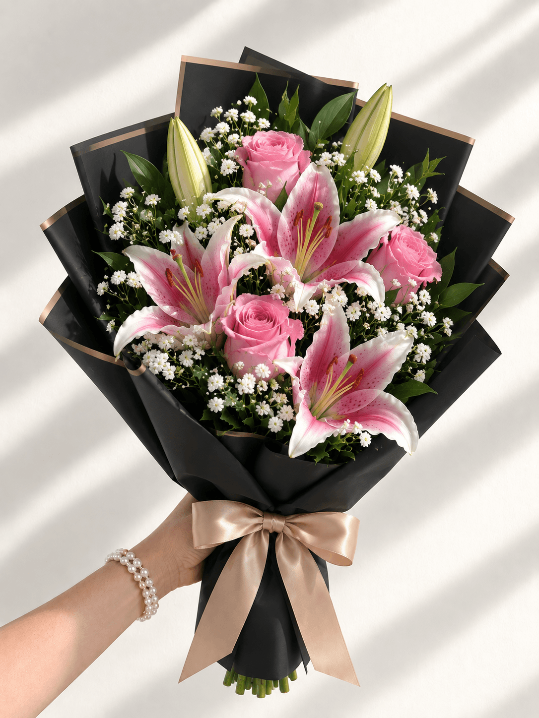 Ramo de Lilium con Rosas Rosadas + Follaje del día - Imagen 2