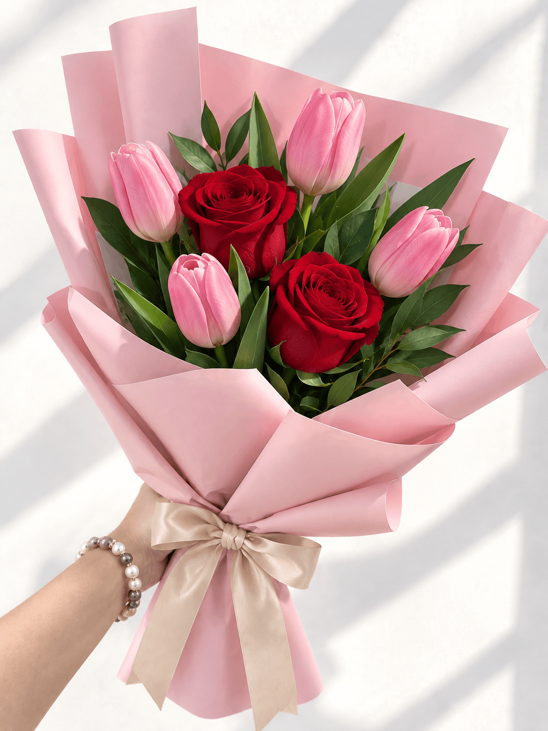 RAMO AMOR DE 4 ROSAS Y 6 TULIPANES MAS GLOBITO TE AMO
