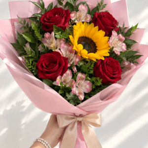 Ramo de 4 rosas y 1 girasol