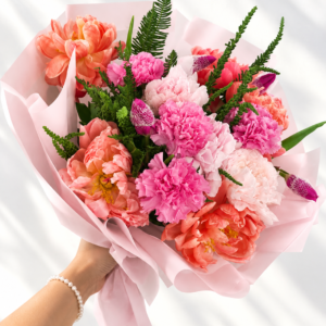 Ramo coral de Peonias con tulipanes & claveles